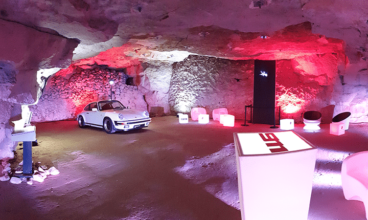 Installation hélice holographique 3D sur support mobile pour Porsche